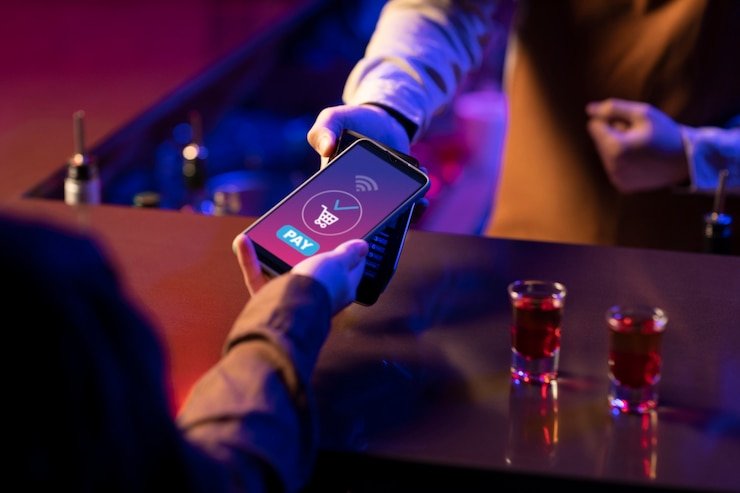 Pengguna menikmati taruhan live sepak bola melalui perangkat mobile dengan tampilan intuitif
